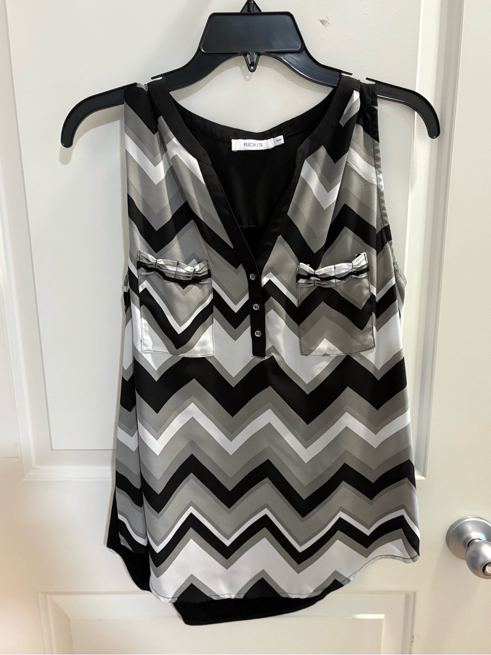 Ricki's Black & Gray Chevron V-Neck Sleeveless Top M